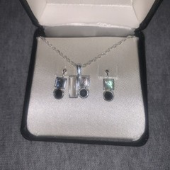 Roman Abalone Jewelry Set. 17” Silver Tone Necklace And Earrings. New!!