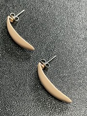 Vintage 1.2” Beige Enameled Metal Drop Earrings