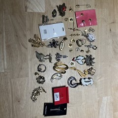 Vintage lot of Assorted Brooches / Pins. 43 Pieces.