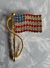 Vintage American Flag Rhinestone Brooch Pin Gold Tone 2″ x 1-1/4″
