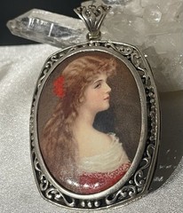 VINTAGE HAND PAINTED CAMEO PORTRAIT ON BLACK ONYX IN FILIGREE STERLING FRAME