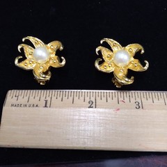 Vintage NATORI Gold Tone Faux Pearl 18 inch Flower Necklace and Earring Set