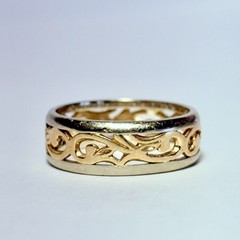 Sultan Hawaii Na Hoku 14K Two Tone Gold Openwork Scroll 7mm Size 8 Ring 4.7g