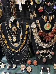 Fabulous 443 Piece Lot Of Vintage + Modern Fashion Costume Jewelry Nice Pieces