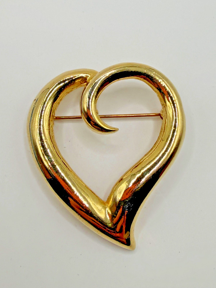 VINTAGE GOLD TONE SCULPTURAL OPEN HEART BROOCH