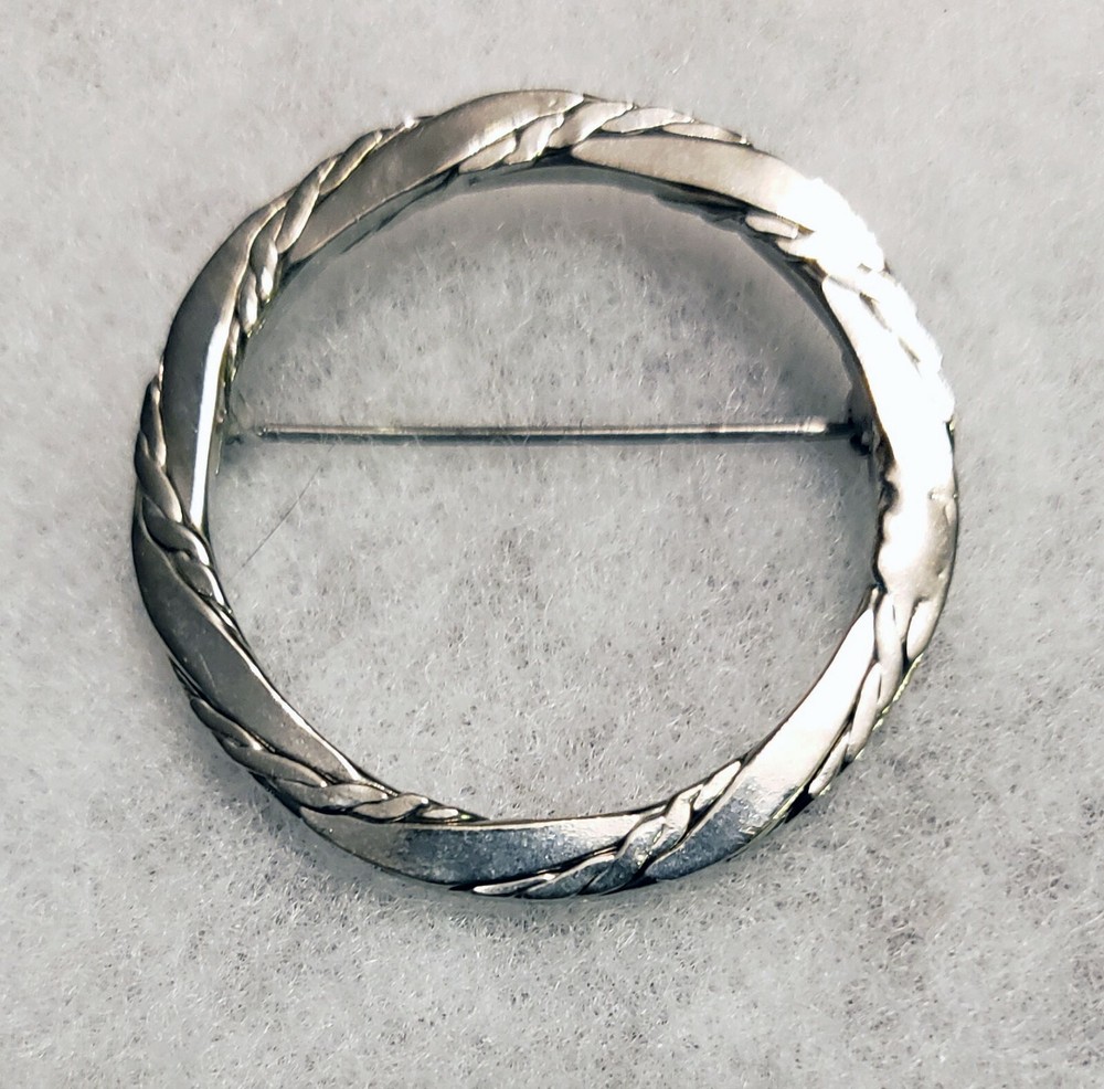 UNBRANDED SILVERTONE ETCHED RING BROOCH PIN 1 3/8″ DIA