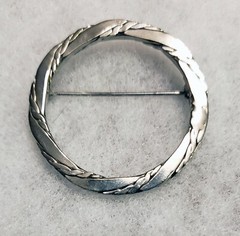 UNBRANDED SILVERTONE ETCHED RING BROOCH PIN 1 3/8″ DIA