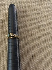 Gold Tone faux emerald center stone Sz 4.5