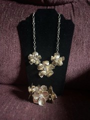 Signed “VCLM” Victorian Style Bold Y2K Gold Flower Necklace Bracelet Set 💕