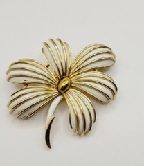 Vintage Crown Trifari Brooch Gold Tone Enamel Flower 2.25 in