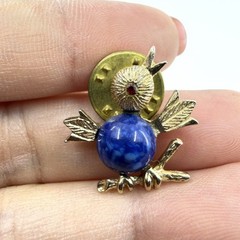 SARAH COVENTRY Signed Blue Chirping Bird Gold tone Lapel Hat Vest Pin Vintage