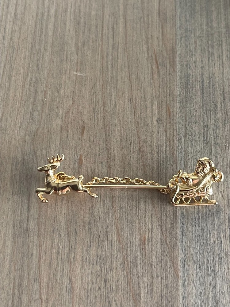 Vintage Avon Santa Sleigh ~ Reindeer Christmas Gold Tone Stick Pin~1983~NOS
