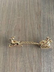 Vintage Avon Santa Sleigh ~ Reindeer Christmas Gold Tone Stick Pin~1983~NOS