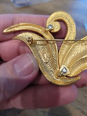 Vintage Signed TONA Smooth & Brushed Gold Tone Finish Curly Brooch Pin