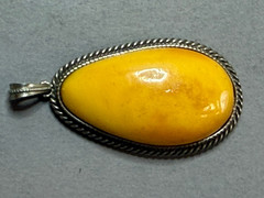 NATURAL OLD ANTIQUE YELLOW BUTTERSCOTCH BALTIC AMBER PENDANT 8,0 gr