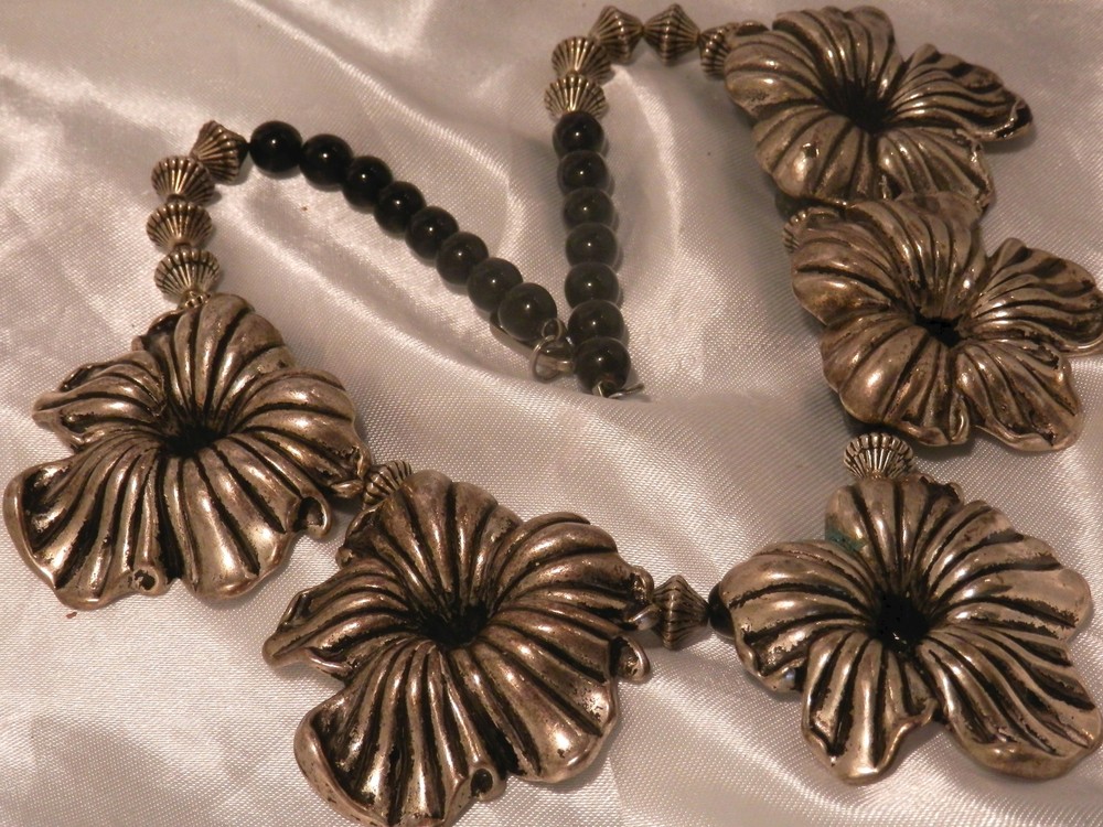 Very Good Looking Vintage 70’s Large Silver Tone Flower Black Bead Necklace 77D4