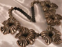 Very Good Looking Vintage 70’s Large Silver Tone Flower Black Bead Necklace 77D4