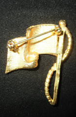 VINTAGE 1 3/4″ GOLD TONE ENAMEL WAVING AMERICAN FLAG PIN/BROOCH