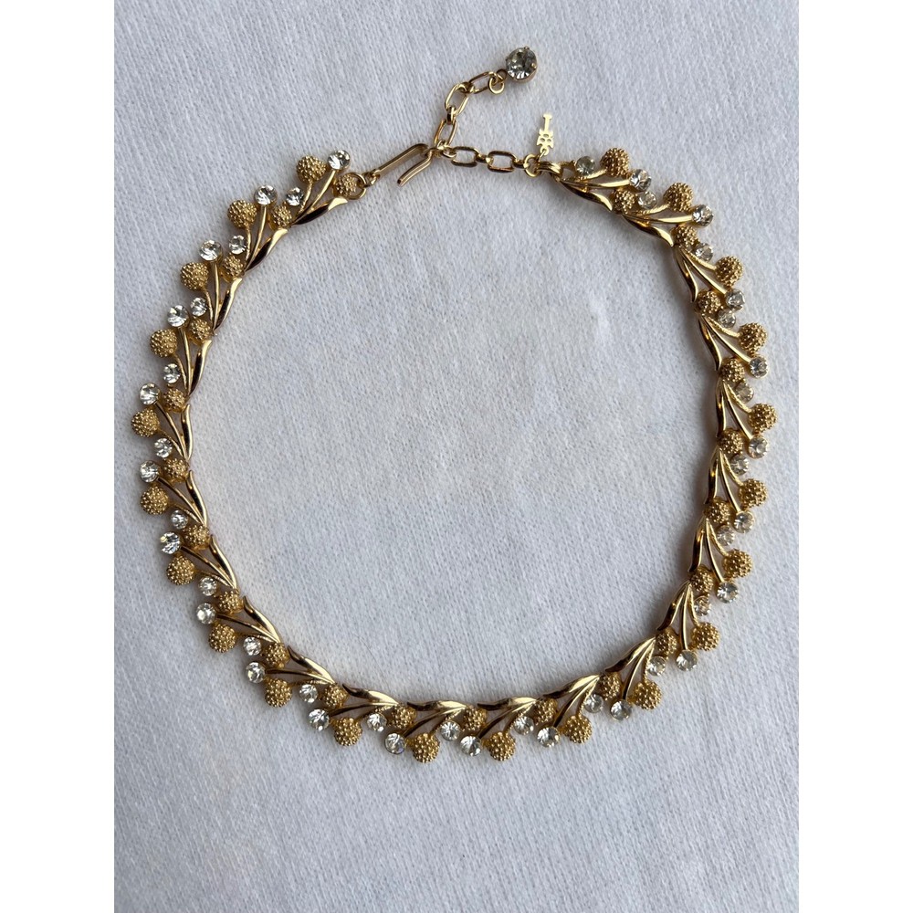 VTG Crown TRIFARI Textured Gold Leaf/Clear Rhinestone Berry Leaf Choker Necklace