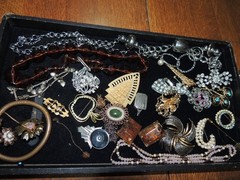 160 + ASSORTED COSTUME JEWELRY 98% VG RINGS, BRACELETS, NECKLACES, PINS & EARRIN