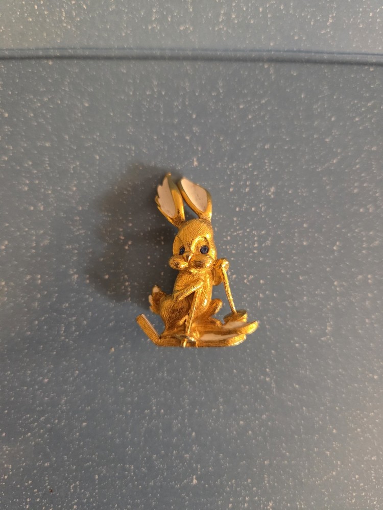 VINTAGE SKI BUNNY BROOCH PIN