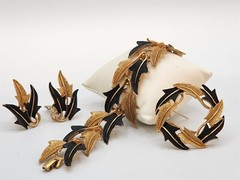 Vintage Mode Art Black & Gold Tone Leaf Bracelet, Brooch, Clip Earrings Set