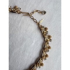 VTG Crown TRIFARI Textured Gold Leaf/Clear Rhinestone Berry Leaf Choker Necklace