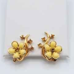 Pale Yellow Thermoset Flower w Orange Rhinestone Gold Tone Clip On Vtg Earrings