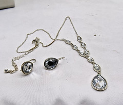 AVON “Mod Faceted” Necklace Gift Set w/Earrings, 2008 in Original Box #71
