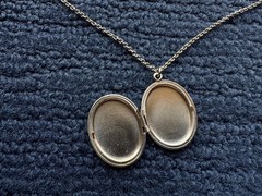 Vintage 12K Gold Filled Hand Etched Oval Locket Pendant Necklace With 20in Chain
