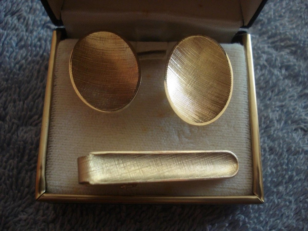 VINTAGE SET OF BRUSHED GOLD-TONED CUFFLINKS & TIE BAR
