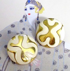 VTG RUNWAY MONET 80s MODERNIST EARRINGS CREAM ENAMEL ABSTRACT GOLD DESIGN POST