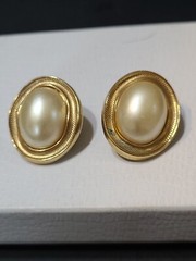 Vintage Avon N.A. Goldtone And Faux Pearl Earrings.