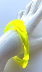 VTG RETRO VASELINE NEON GLOWING GREEN LUCITE PLASTIC BANGLE BRACELET
