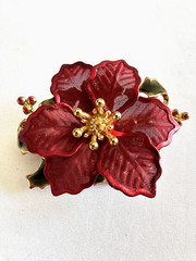 VINTAGE KC KENNETH COLE RED MESH POINSETTIA GREEN ENAMEL PIN BROOCH W3