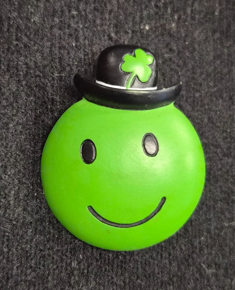 Vintage 90’s Hallmark Cards St Patrick’s Day ” HAPPY FACE ” Holiday Pin / Brooch