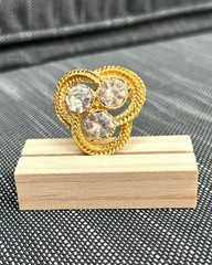 Gold tone brooch with large rhinestones – Vintage Pin