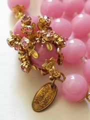 MIRIAM HASKELL 50’S SIGN 2-PC SET PINK PÂTÈ DE VERRE BEADS & MONTÉE BRASS ACCENT