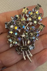 signed LISNER Blue Gray AB Rhinestone Brooch 50s Vintage Spray Bouquet 2-1/4″