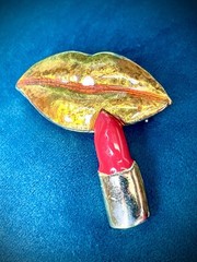 Amazing Graphic Pop Art Golden Lips & Red Lipstick Vintage Brooch