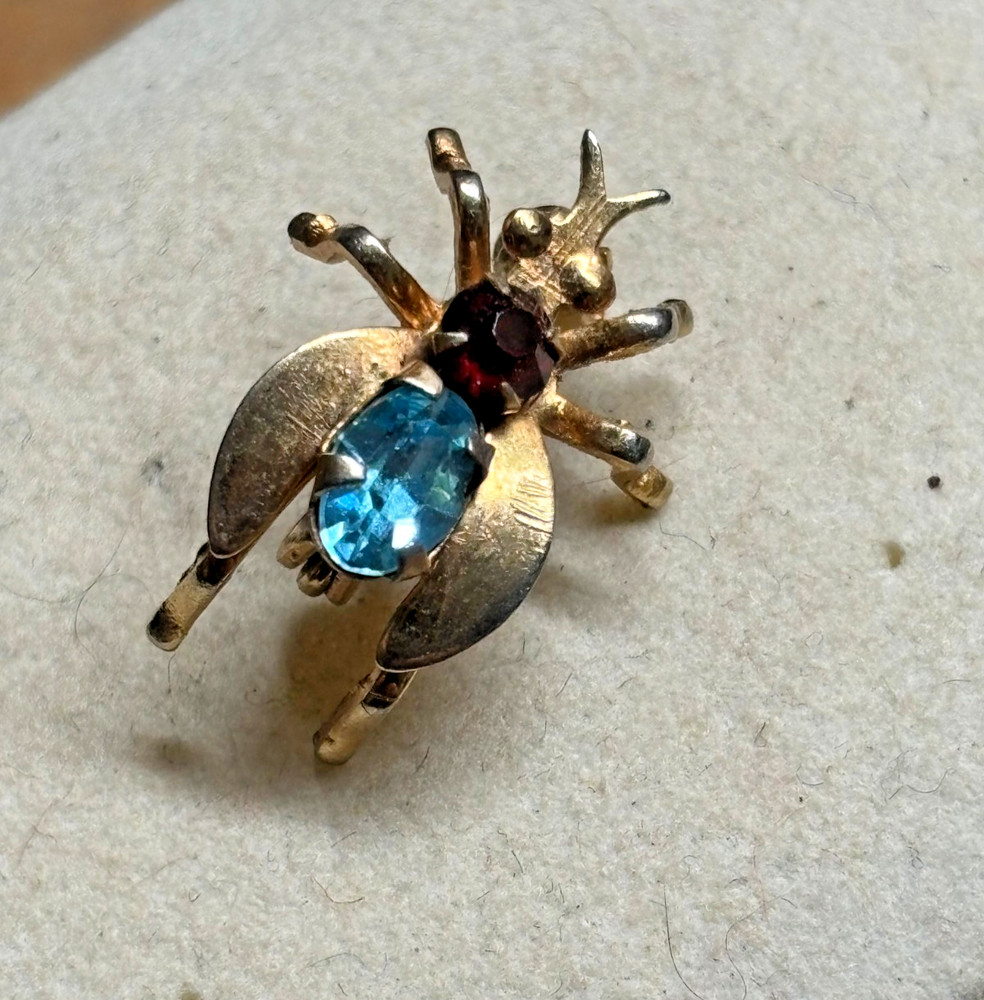 17mm TINY gold tone FLY INSECT Flying BUG Pin Brooch Lapel Blue Red RHINESTONE