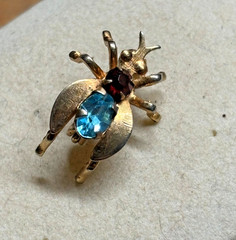 17mm TINY gold tone FLY INSECT Flying BUG Pin Brooch Lapel Blue Red RHINESTONE