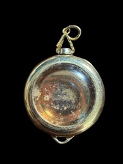 Vintage 1968 Wadsworth Wear Quality Gold Tone Round Locket Pendant Charm