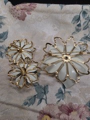 Emmons MCM Demi-Parure White Camilla Gold Tone Brooch & Clip Earrings Set Signed