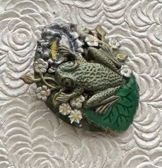 Vintage frog on lily pad brooch enamel on metal