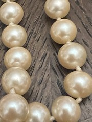 LES BERNARD FAUX PEARL GOLD TONE (WEAR NOTED) RAM HEAD CLASP NECKLACE 34IN LONG