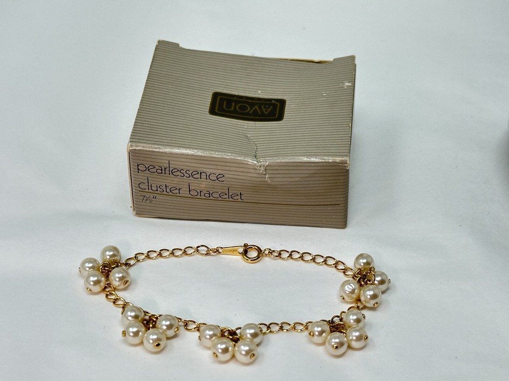 Vintage 1986 Goldtone AVON White Faux Pearl Pearlessence Cluster 7.75″ Bracelet