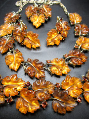 LISNER Fall Colored Lucite Leaves Rhinestone Grande Parure Set