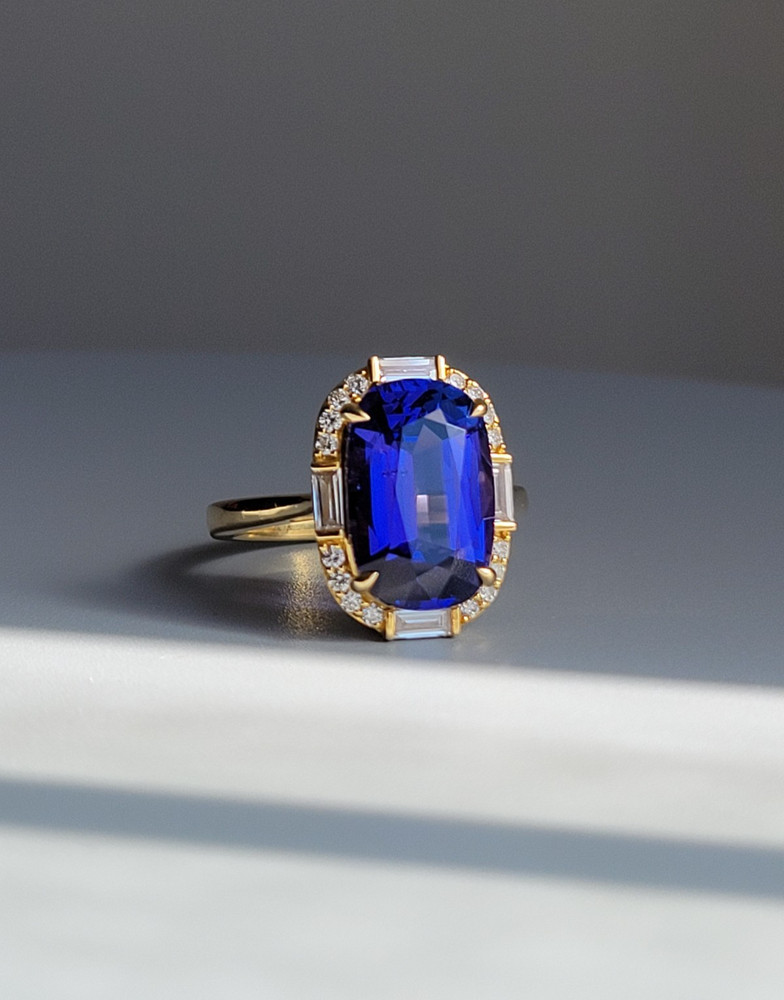 Vintage 18K Yellow Gold Elongated Cushion 5 Carat Tanzanite Diamond Ring Size 5