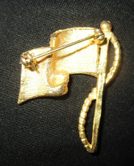 VINTAGE 1 3/4″ GOLD TONE ENAMEL WAVING AMERICAN FLAG PIN/BROOCH